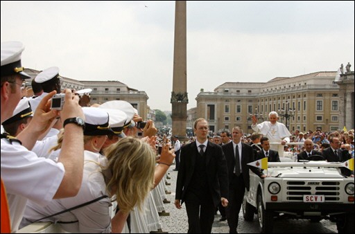 ROME : un inconnu tente de sauter dans la voiture du pape Benoit10