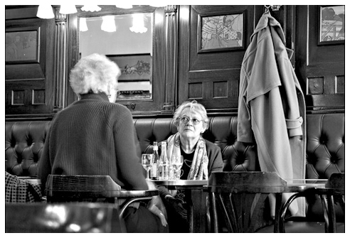 Les vieilles dames au café Dames11