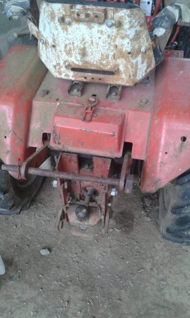 Identification micro-tracteur rouge et blanc avec rota Mms_2015