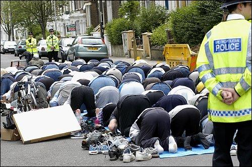 ((( صور تبين ان المسلم لا يمنعه شىء عن الصلاه ))) Save0011