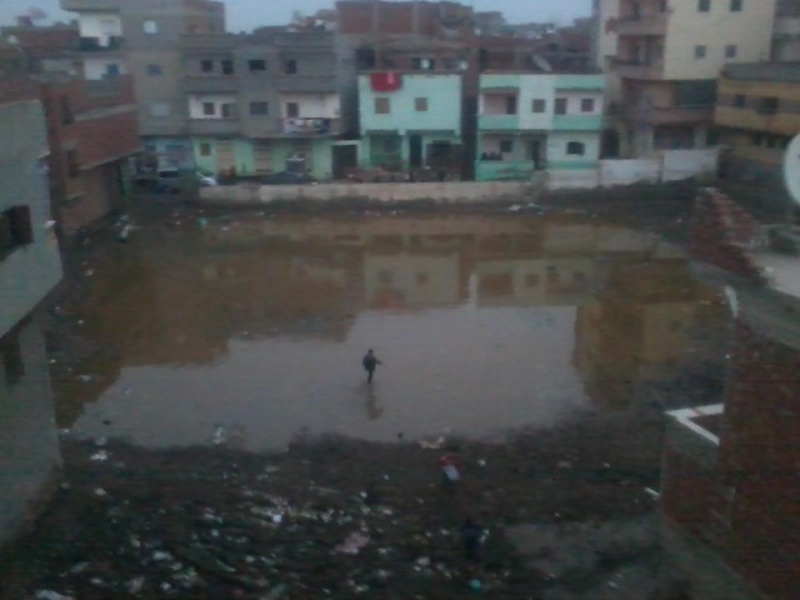 بالصور:ملعب القرية يغرق فى مياه الامطار 56321611