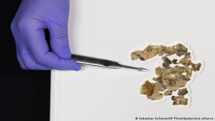 Arqueólogos descobrem manuscritos bíblicos de quase 2 mil anos 56886010