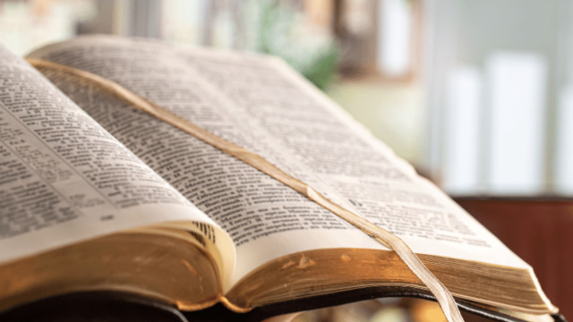 Afinal, quem escreveu a primeira versão da Bíblia, onde e quando?...  As-tra11