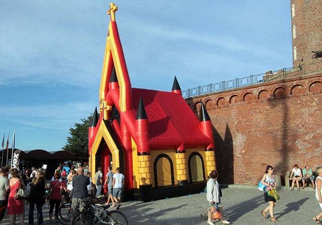 Padre russo celebra missas em igreja inflável Igreja10