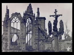 Des tombes insolites dans un petit cimetière breton Eglise10
