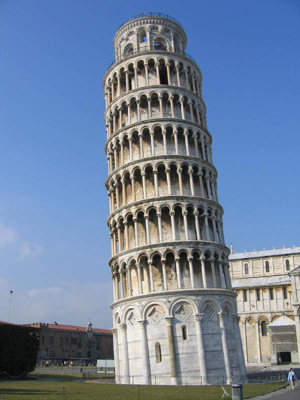 Des tours penchées il y en a en Italie ailleurs qu'à Pise Tour-d10