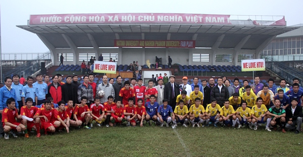 Giao hữu bóng đá giữa Trường Đại học Hà Tĩnh và Đại học Nakhon Phanom 28-12g12