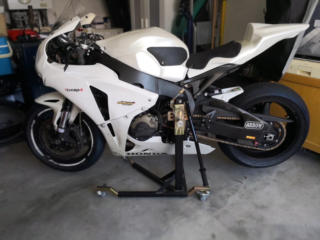 VENDUE /HONDA 1000 CBR RR 2010 11855 kms 6500 € Carte Grise ok Img_2010