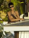  Rihanna se détend sur l'île de la Barbade 19/12/12 Thumb_13