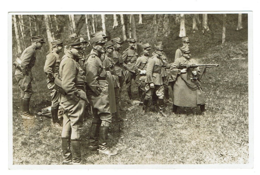 Le fusil-mitrailleur BREN MK II fabriqué au Canada par la Compagnie John Inglis Tzolzo10