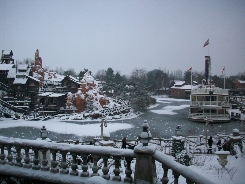 disneyland neige - Vos photos de Disneyland Paris sous la neige ! - Page 26 100_2214