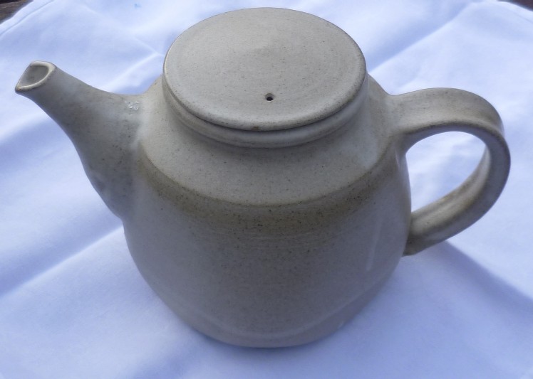 Studio teapot with crude Simon signature P1020927