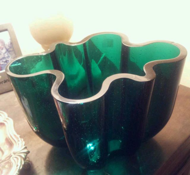 Is this an Iittala Aalto variation, thick green with bubbles T2ec1610