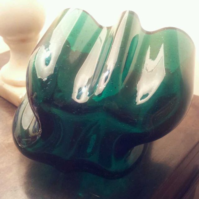 Is this an Iittala Aalto variation, thick green with bubbles T2ec1611