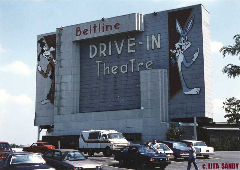 Drive-in theatre - Cinema en plein air 32710010