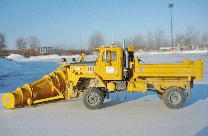 paystar 5000 4X4  1983   équipement à neige Frink P1100359