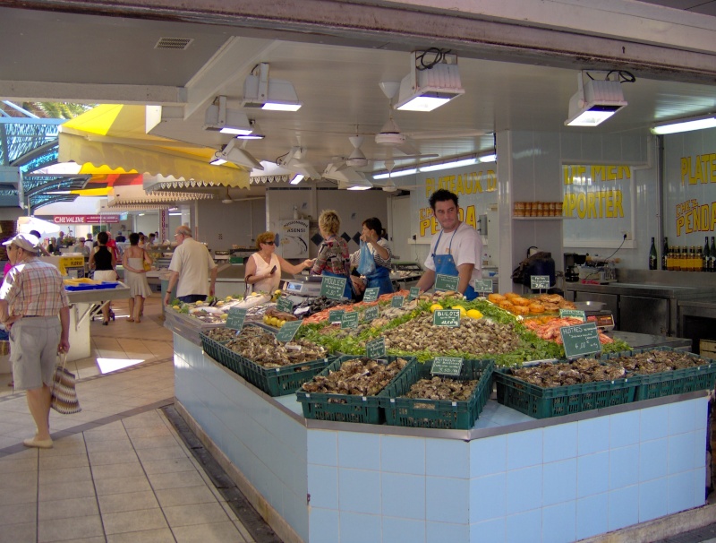 Halles aux poissons situées en coeur de ville ou les poissons sont vendus directement par les pêcheurs - sardines, maquereaux, daurades et seiches Tous les matins dans la rue pietonne  Hpim0216