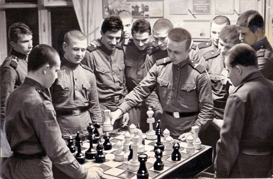 Dans les armées... les photographies de joueurs d'échecs! Les_zo10