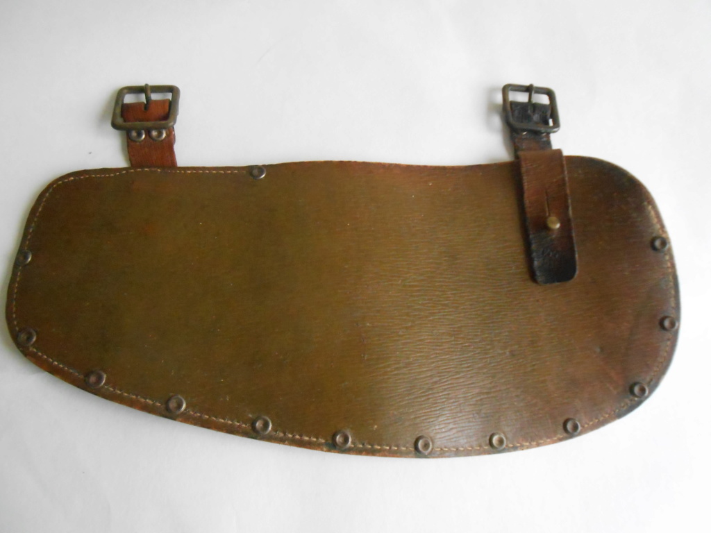 L'équipement cuir pattern 1914 : le porte-fer Dscn2210