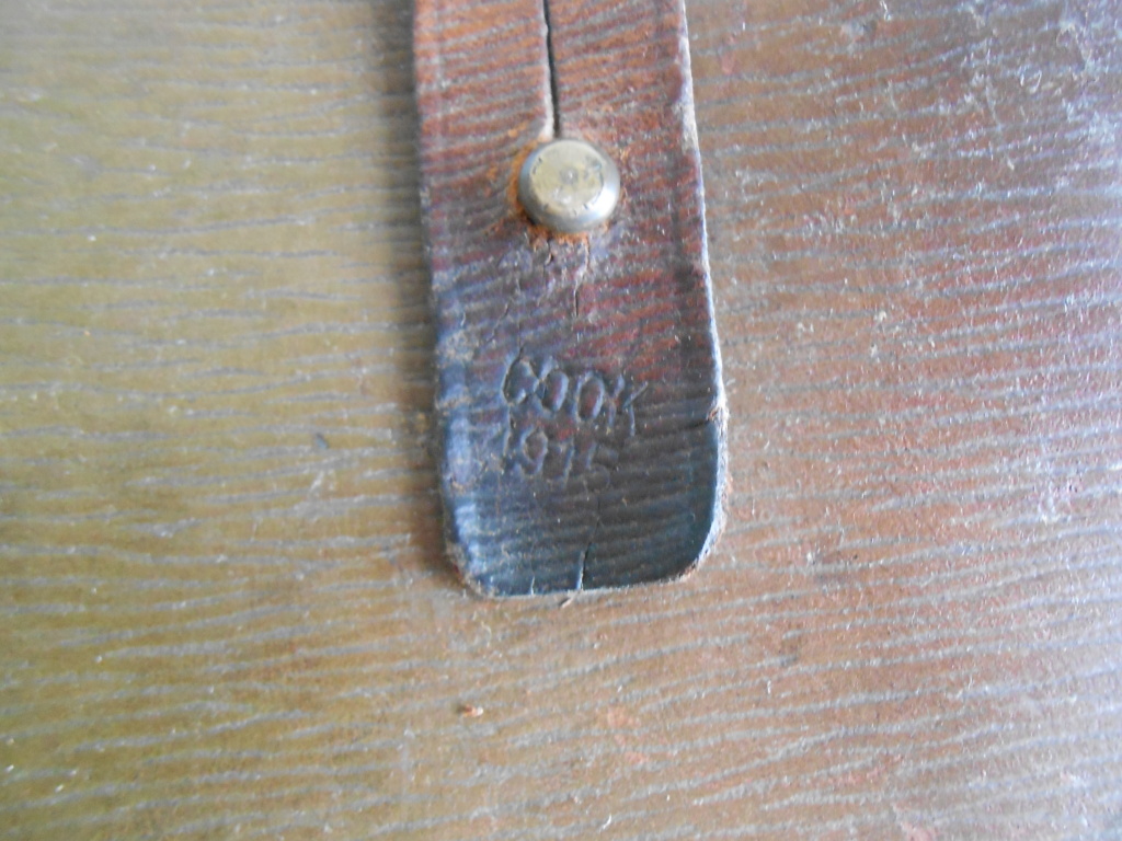 L'équipement cuir pattern 1914 : le porte-fer Dscn2212