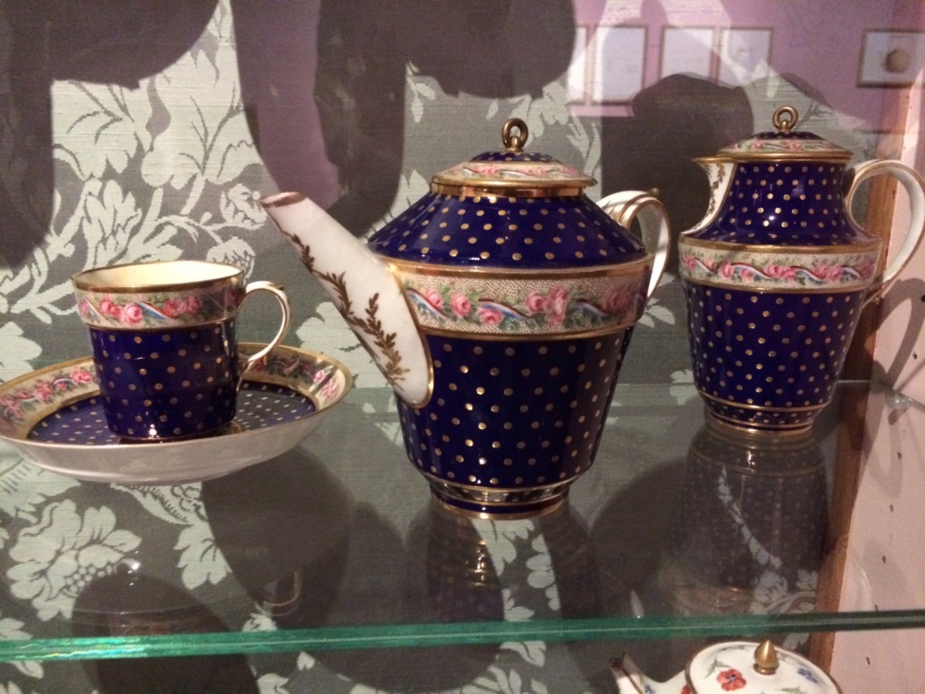 Une tasse de Sèvres offerte par Marie-Antoinette à sa dame d'honneur ?  223b5510