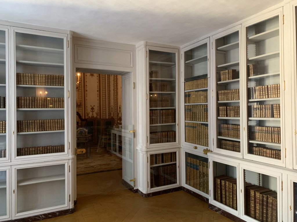 La bibliothèque de la reine au château de Versailles 49a3bc10