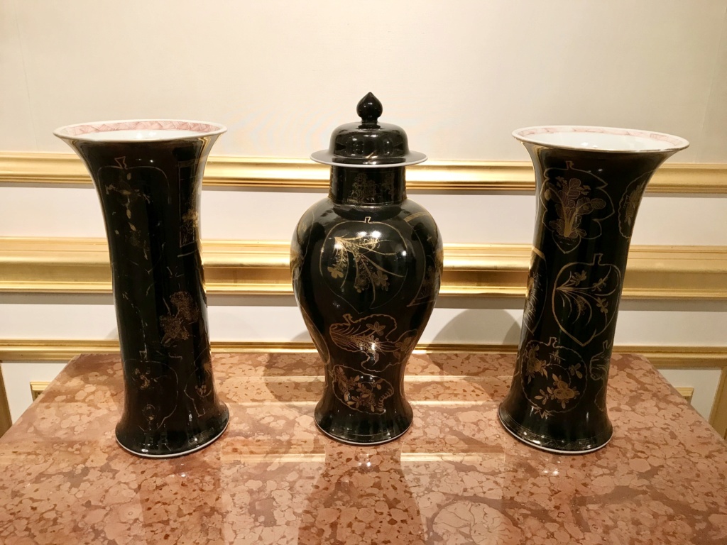 Porcelaine de Sèvres : chinoiseries à fond noir ou fond d'écaille à l'imitation du laque E50e0a10