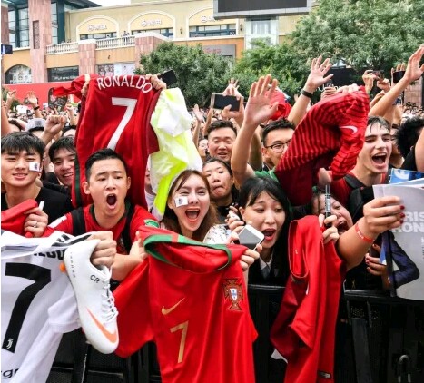 See What Fans Did When They Saw Cristiano Ronaldo In China (Photos) 1-14911