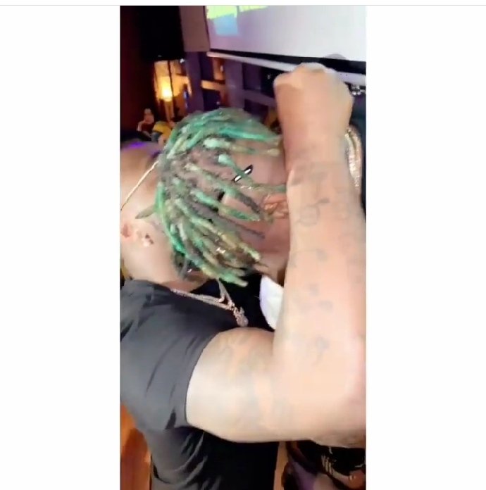 davido - Davido Removed His $40k Diamond Neck Chain And Gifted To Zlatan At An Event ( Watch Video) 10557010