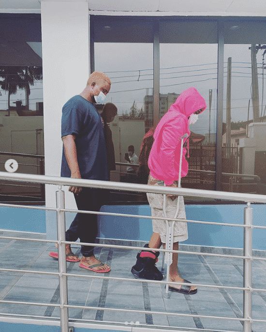 “Get Well Soon” – Davido’s Lawyer Shares Photos Of Him Stepping Out In Crutches 3-112