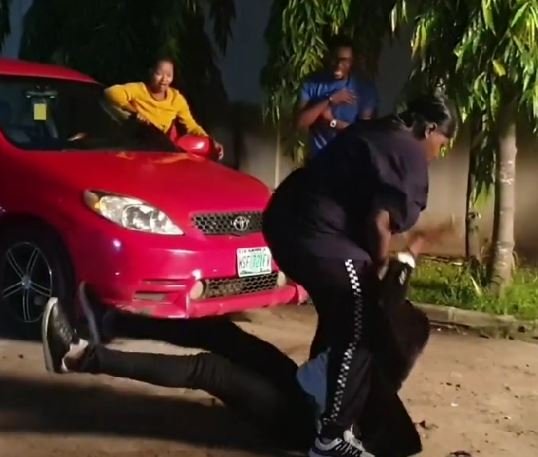 Billionaire Teni, Seen Beating Nollywood Star Odunlade Adekola, On The Ground (Photos) 3-5510