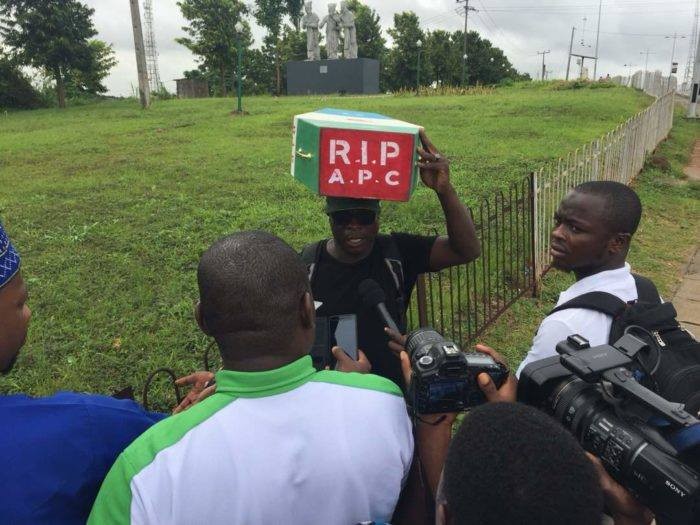 Man Begins Trek From Lagos To Abuja To Kick Against President Buhari’s 2nd Term Bid (Photo)  5b7eb410