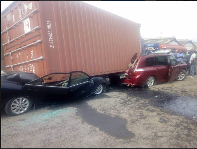 Fallen Container Destroys Several Cars Along Tin Can Island Port In Apapa (See Photos) Carrrr10