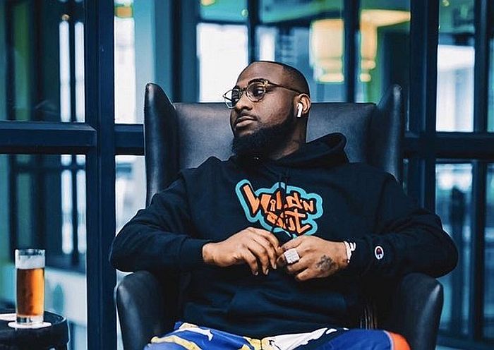 Davido Rewards Little Girl Who Gave Him Gift In Abuja (Watch Video) David204