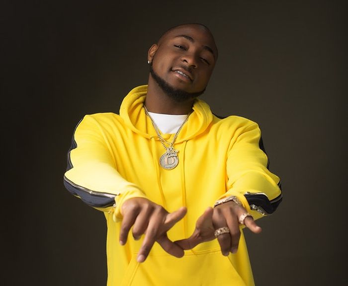 Davido Distributes Money To Crowd In Front Of His Lekki Mansion, Tells Them To Come Back For More (Video) David212