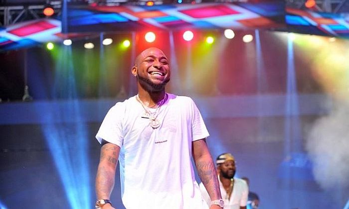 Davido Gifts A Guy N1 Million After Giving Another Lady N1 Million During His Concert (Watch Video) David227