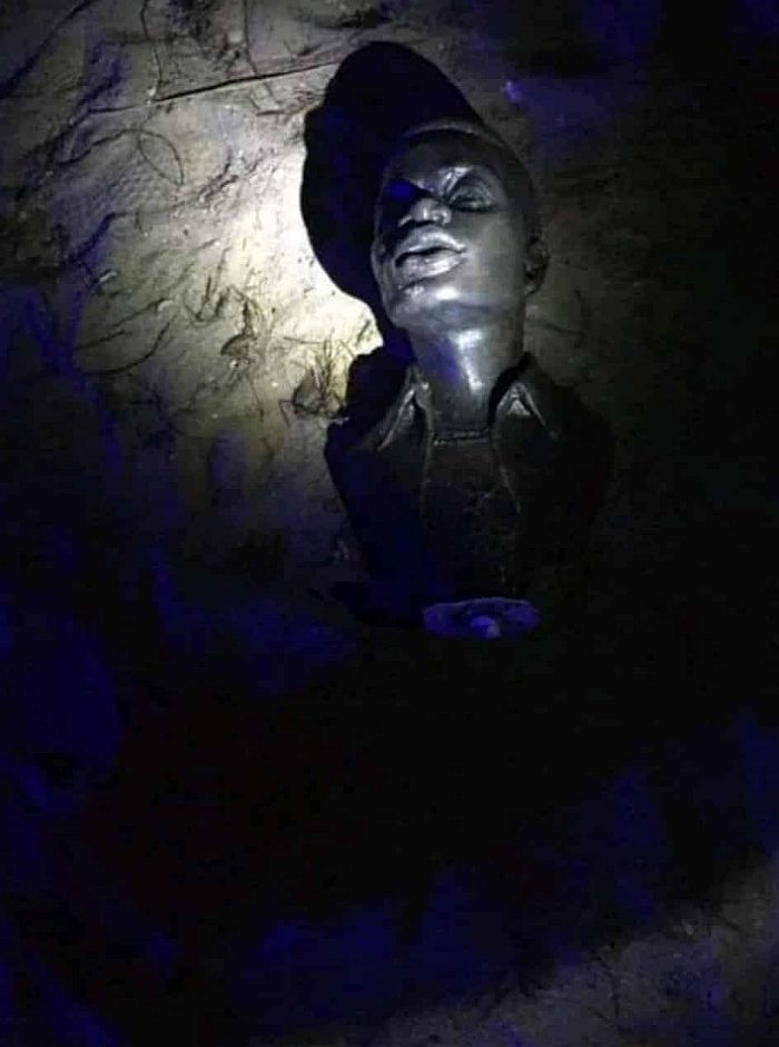 Wizkid Allegedly Trashes Statue Of Himself That Was Presented To Him By A Fan (See Photos) Img_2141