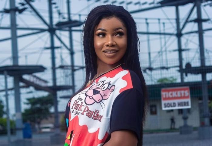 BBNaija 2019: Fans React As White Lady Campaigns For Tacha (Watch Video) Symply24