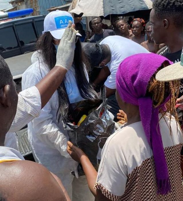 Checkout What Tacha And Sir Dee Were Spotted Doing On The Street Of Lagos Amidst Coronavirus Lockdown Tacha311
