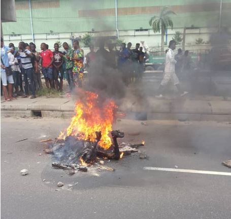 Armed Robber Set Ablaze After Shooting Lady Dead Outside A Bank In Lagos (See Photo) Tiff-110