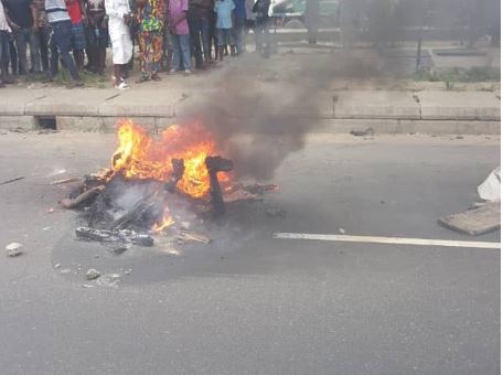 Armed Robber Set Ablaze After Shooting Lady Dead Outside A Bank In Lagos (See Photo) Tiff-211