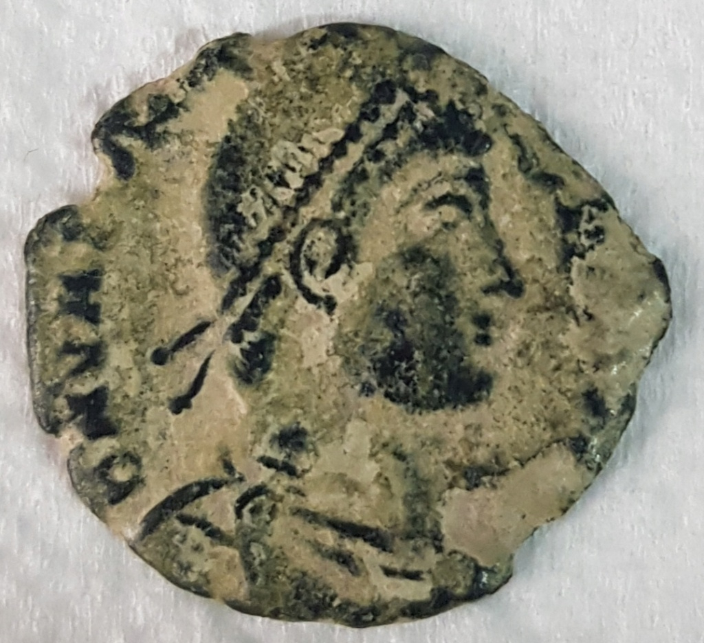 AE3 de Valentiniano I. SECVRITAS - REIPVBLICAE. Victoria avanzando a izq. Arlés. 20231026