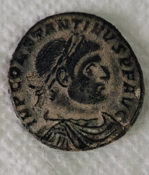  Nummus  de Constantino I. SOLI INVICTO COMITI. Sol estante a dcha. mirando a izq. Arlés. 20231038