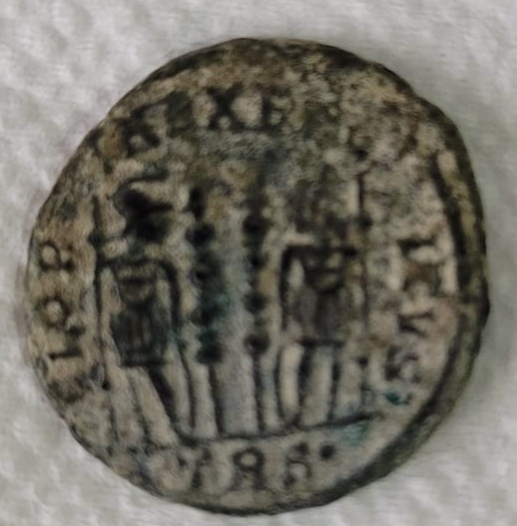 AE3 de Constantino I. GLORIA EXERCITVS. Dos estandartes entre dos soldados. Trier. 20231041