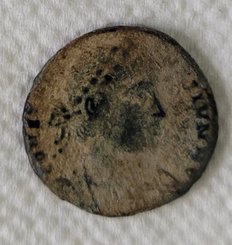 AE4 de Constantino II. GLOR-IA EXERC-ITVS. Un estandarte entre dos soldados. Arlés. 20231052