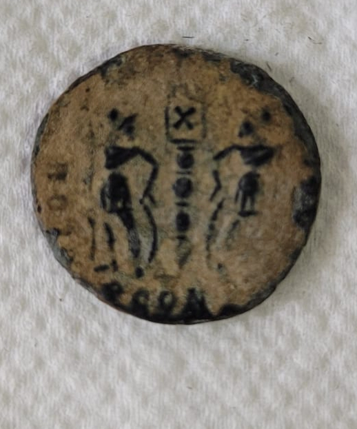 AE4 de Constantino II. GLOR-IA EXERC-ITVS. Un estandarte entre dos soldados. Arlés. 20231053