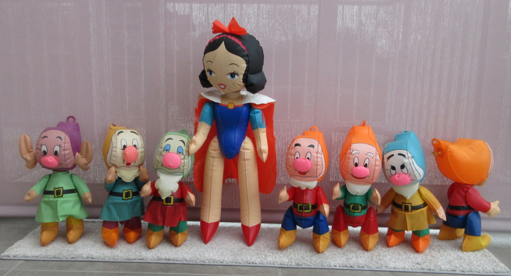 Personnages gonflables Blanche-Neige et les 7 Nains 1962 Img_4610