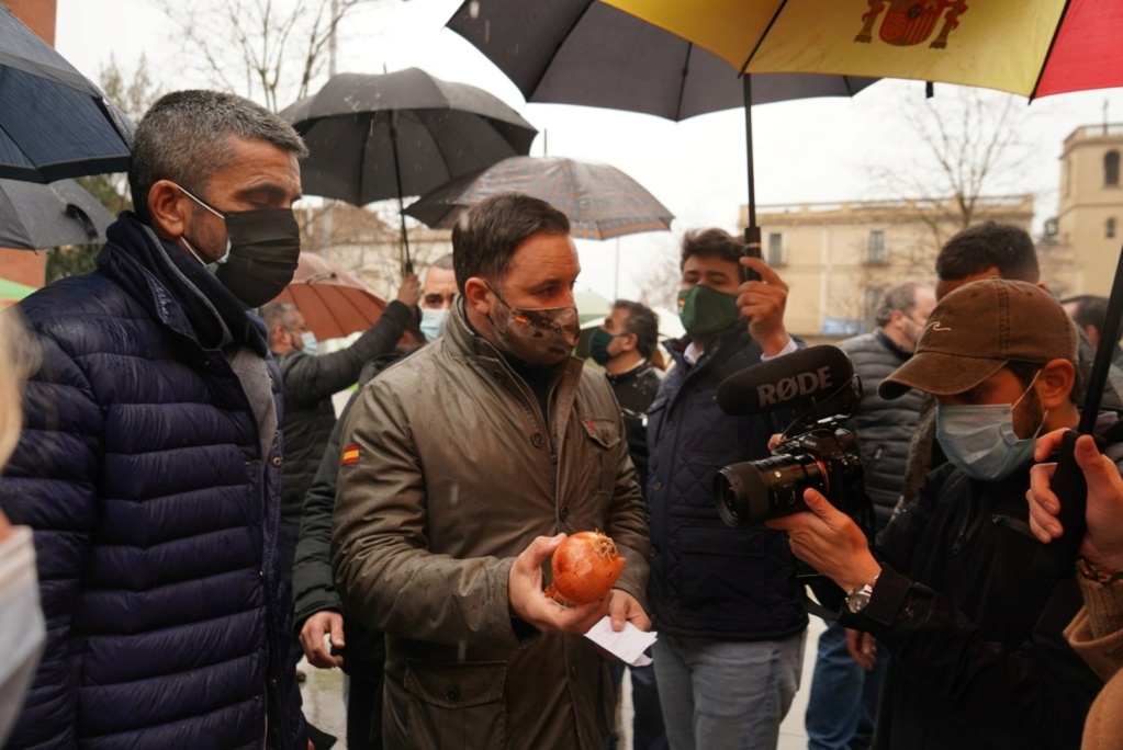 Matones separatistas agreden a pedradas a miembros de Vox en Vich: hay varios heridos 14760310