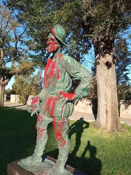 Aparecen cubiertas de pintura roja en Badajoz tres estatuas relacionadas con el descubrimiento de América Fotono11