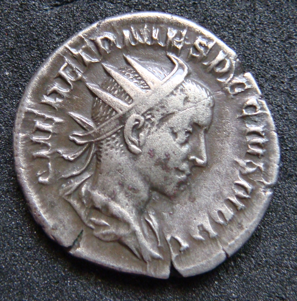 Antoniniano de Herennius Etruscus. PIETAS AVGVSTORVM. Instrumentos de sacrificio. Roma. Dsc04837